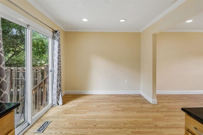 Building Photo - Lovely 2 BR Townhome off Wootton Parkway. Available NOW!