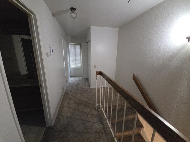 Building Photo - Cozy, Quiet Condo