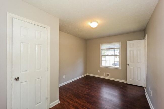 Building Photo - 3840 Benchmark Dr