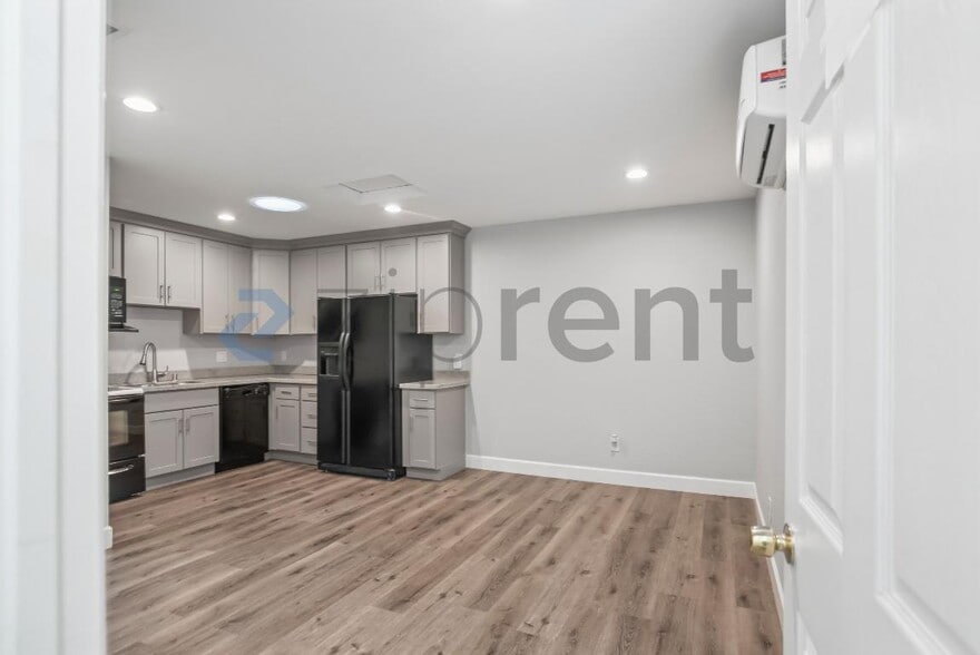 Building Photo - Unit 3