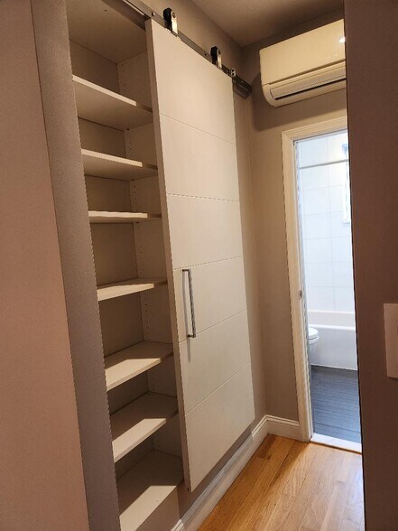 Building Photo - 54 Hausman St