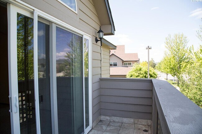 Building Photo - 3 Bed/2.5 Bath Richland Townhome!