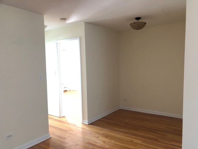 Building Photo - 7315 N Oakley Ave