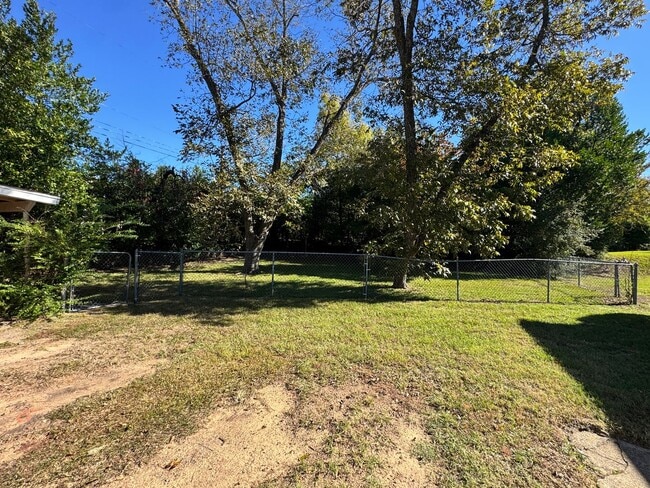 Building Photo - 823 W. Fifth Street