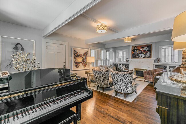 Building Photo - Charming Bungalow - Arlington Heights