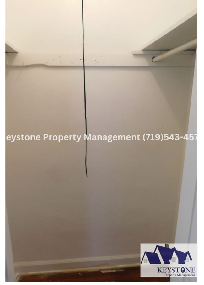 Building Photo - Centrally Located - 3 Bedroom/1.5 Bath Hou...