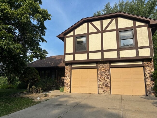Building Photo - 4080 N Parkside Dr