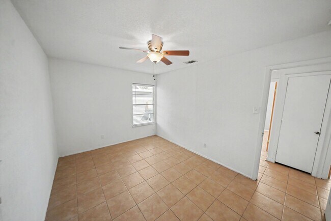 Building Photo - 823 Straight Ln