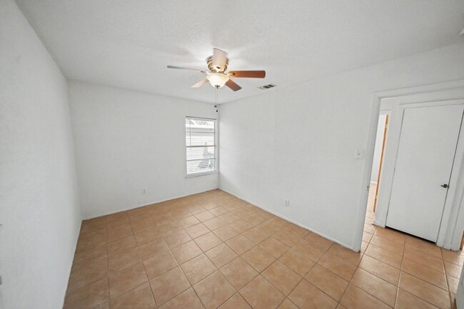 Building Photo - Charming 3-Bedroom Home in Universal City - Realtor Commission: $350