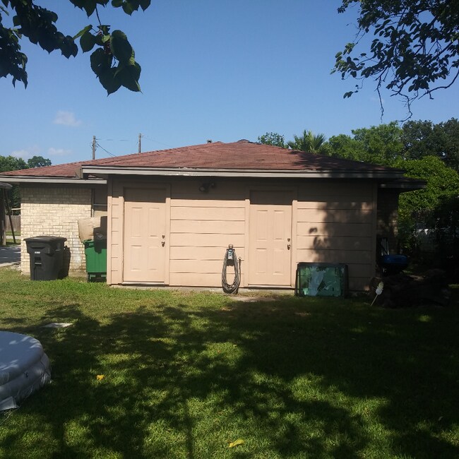 Building Photo - 4013 Amoor Ave