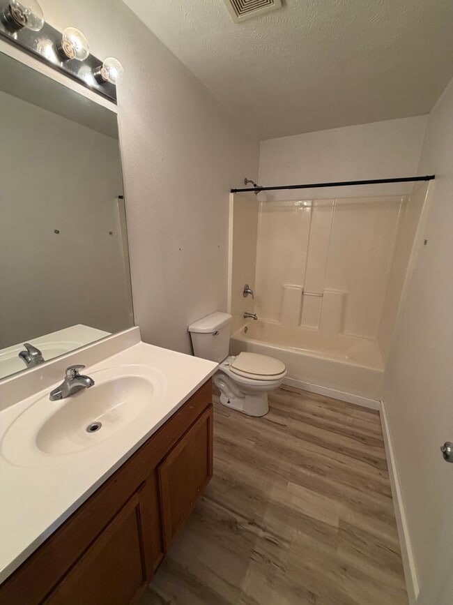 Building Photo - 3 Bedroom | 2 Bathroom | 1,100 square feet | Merriam Woods MO!
