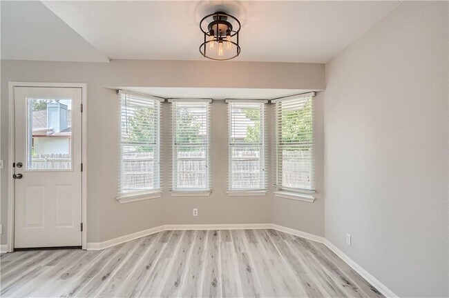 Building Photo - 102 Evergreen Cir