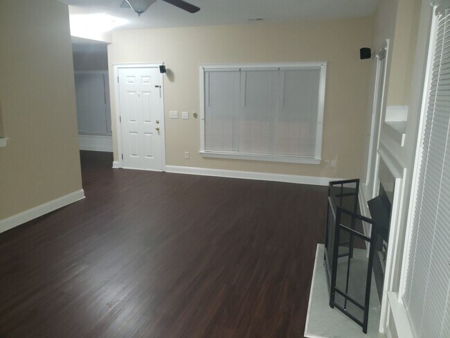 Building Photo - Charming 3 bed 2.5 bath Home in Huntersville!