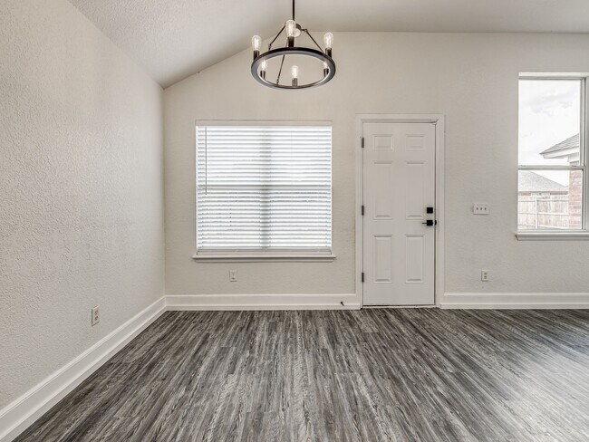 Building Photo - Newly remodeled home in Yukon!
