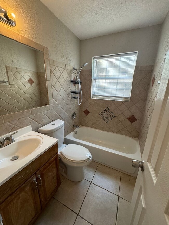 Building Photo - Fenced in four bedroom house near beautiful Gulfport