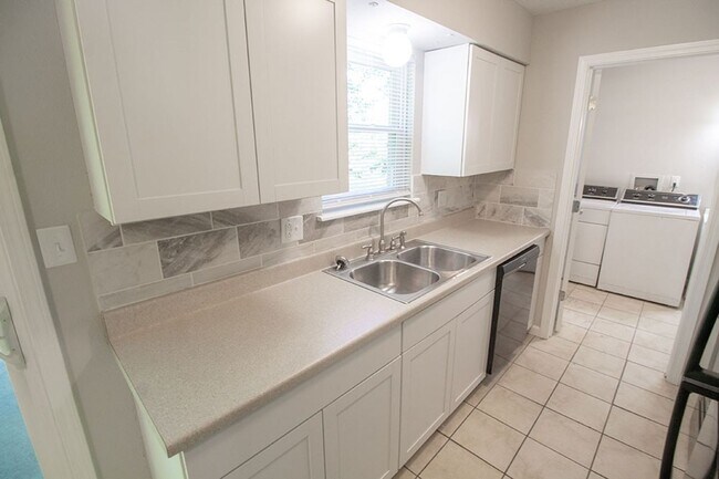 Building Photo - 1343 S Roseta Ave