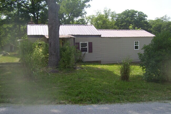 Building Photo - BISMARCK - 2BD/Fireplace/Metal Roof, Vinyl Siding/Iron Mt Lake ONLY - $399 MONTH / $695 DOWN