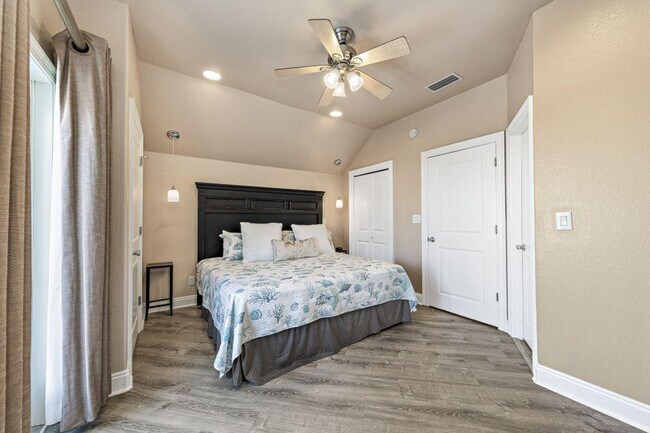 Building Photo - 243 Dune Dr