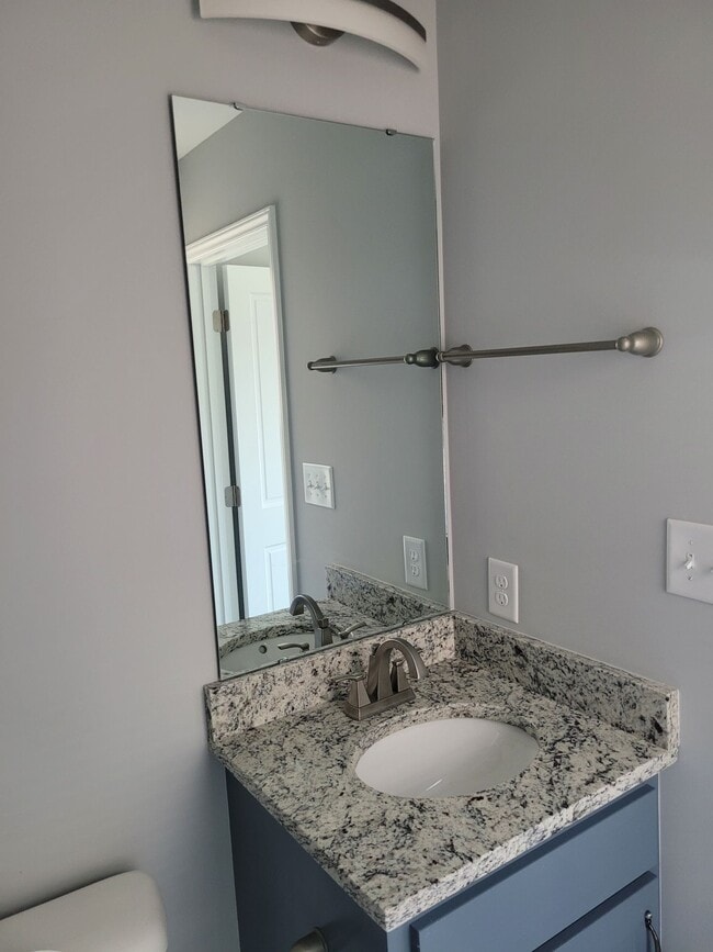 Building Photo - 2 Bedroom, 2.5 Bath Modern Duplex - Walkin...