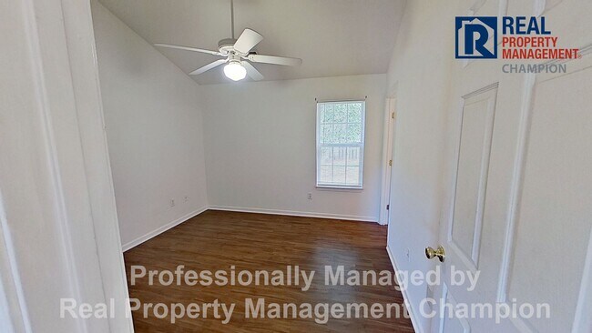 Building Photo - 3 BD/2BA Home with Sunny Floorplan and Eat-in Kitchen