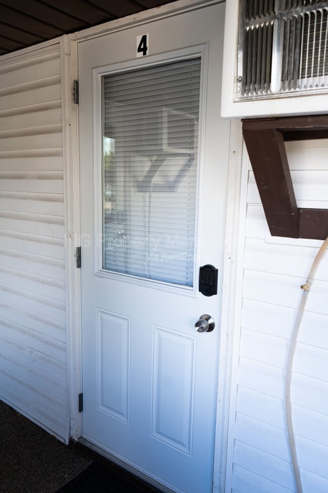 Building Photo - 707 W Race St