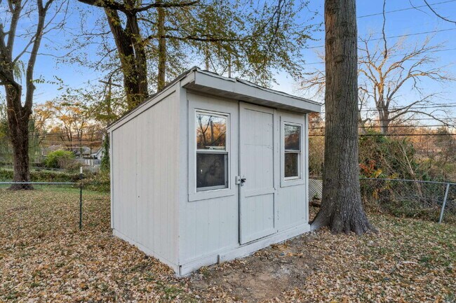 Building Photo - Beautifully renovated 5-bedroom, 2 full bath home ready for move-in!  1st month's rent is FREE!*