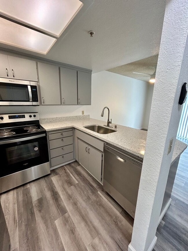 Building Photo - Redwood Glen Townhouse!  Totally remodeled!