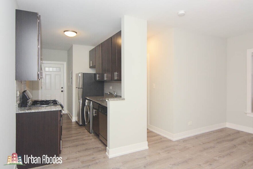 Building Photo - 711 W Brompton Ave