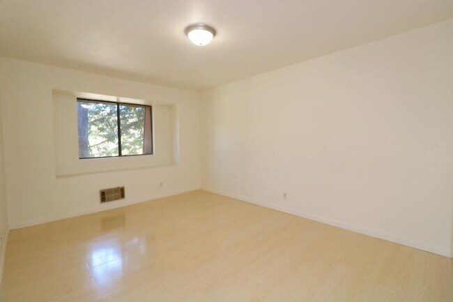 Building Photo - 2 bedroom in San Rafael CA 94901