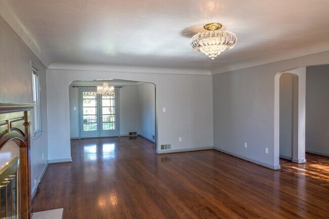 Building Photo - Spacious 4 Bedroom on Upriver Drive