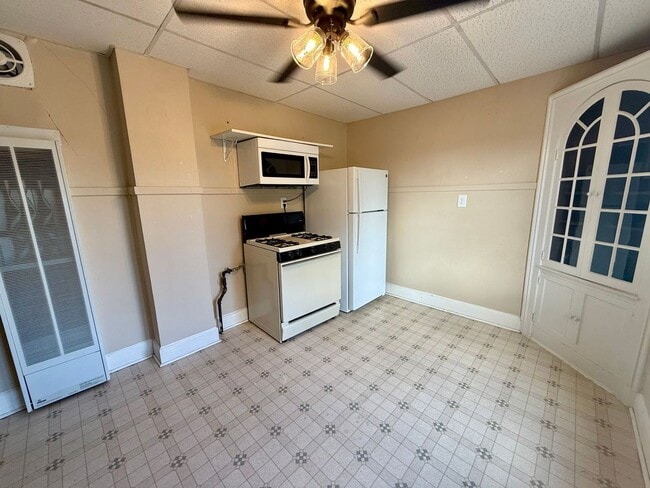 Building Photo - 915 S 3rd Ave