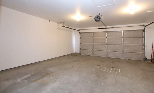 Building Photo - 800 Country Pl Dr