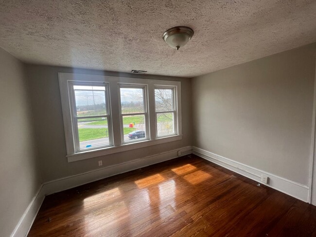 Building Photo - COMING SOON--3715 Hershberger Rd 3bed/1.5 bath $1495