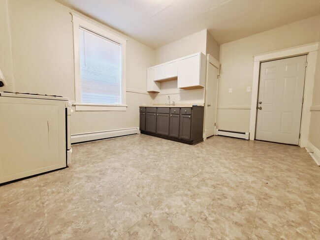 Building Photo - 2 Bedroom 1 Bath in East Chicago