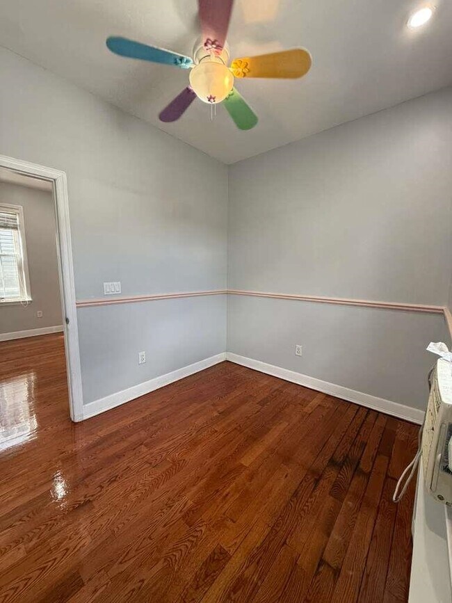 Building Photo - 18 W 49th St