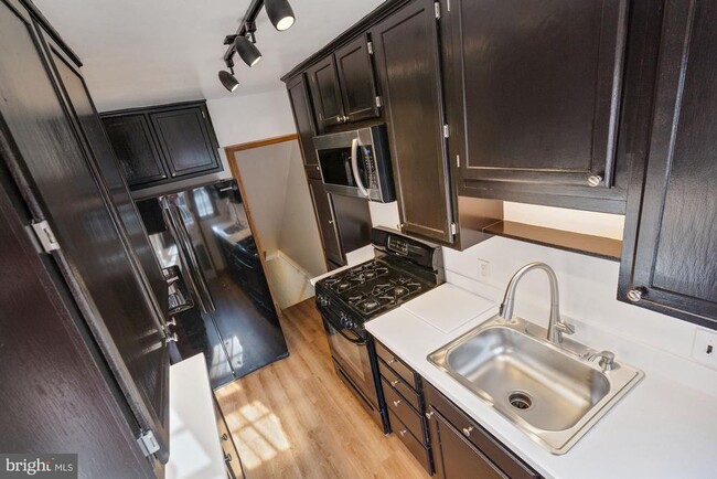 Building Photo - 1403 K St SE