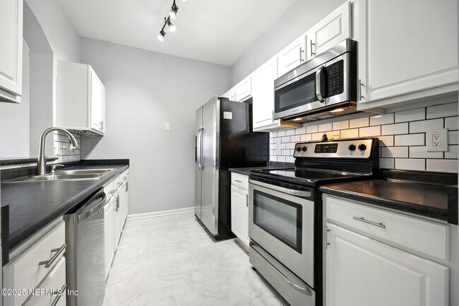 Building Photo - 7990 Baymeadows Rd