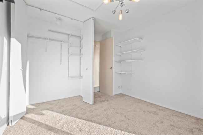 Building Photo - 4343 N Clarendon Ave