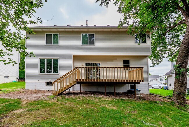 Building Photo - THOUGHTFULLY UPDATED!! 4 Bedroom, 3 Bathroom Home in Urbandale!