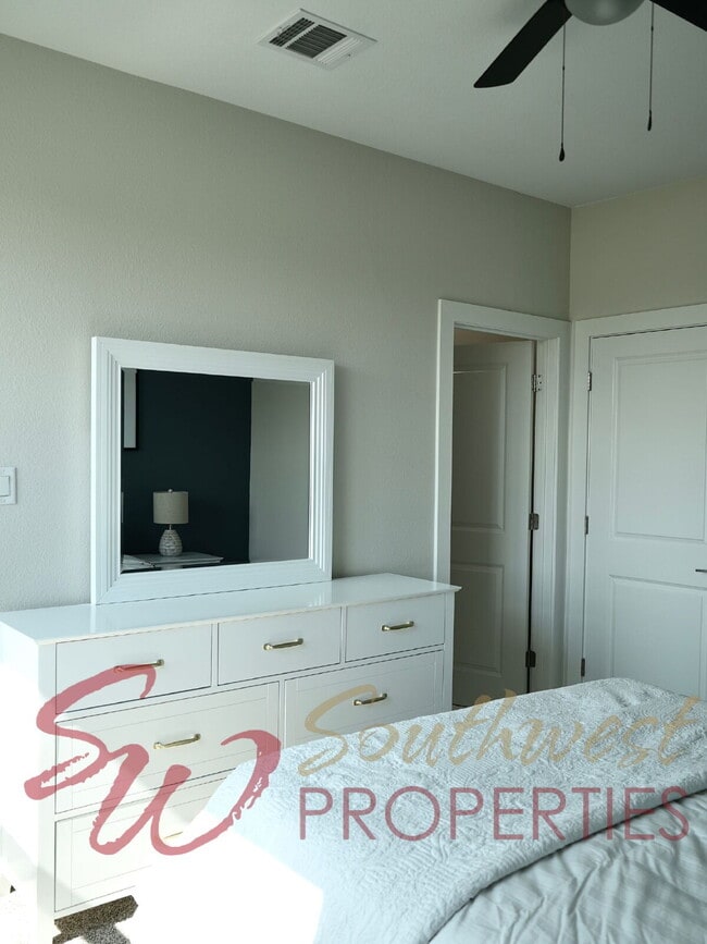 Building Photo - Upgrade your living experience across from campus in this fully furnished 3 bedroom 2.5 bath!