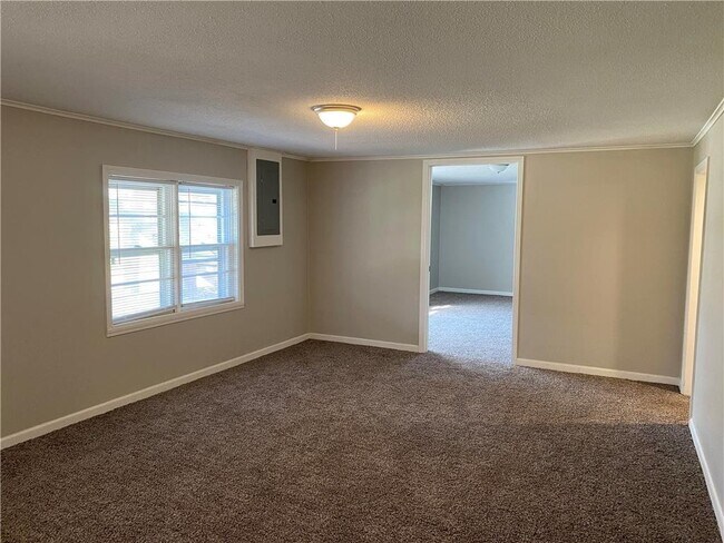 Building Photo - 704 E Culton St