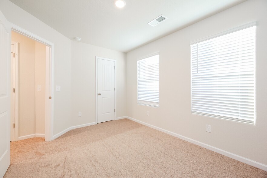 Building Photo - 2177 Southlea Dr