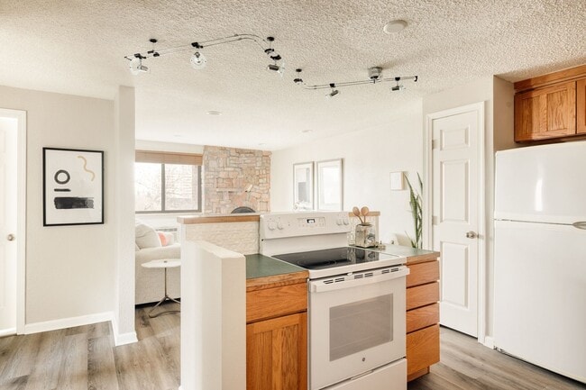 Building Photo - Top-Floor 2BA, 1BA Cap Hill Condo with Par...