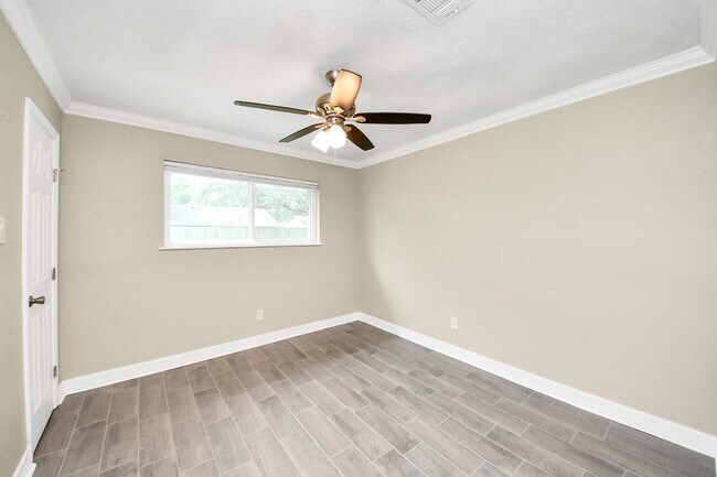 Building Photo - 1104 N Heron Dr