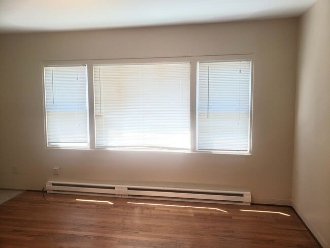Building Photo - Classic Studio Apartment in The Heart of S...