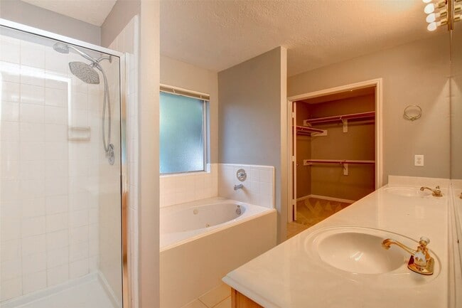 Building Photo - 2114 Whirlaway Dr