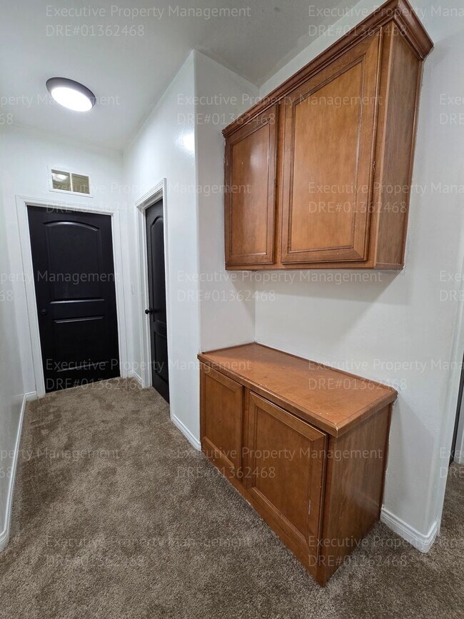 Building Photo - 3 bedroom/ 2.5 bathroom 2 story home.