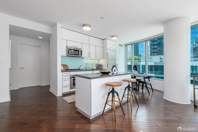 Building Photo - 301 Main St