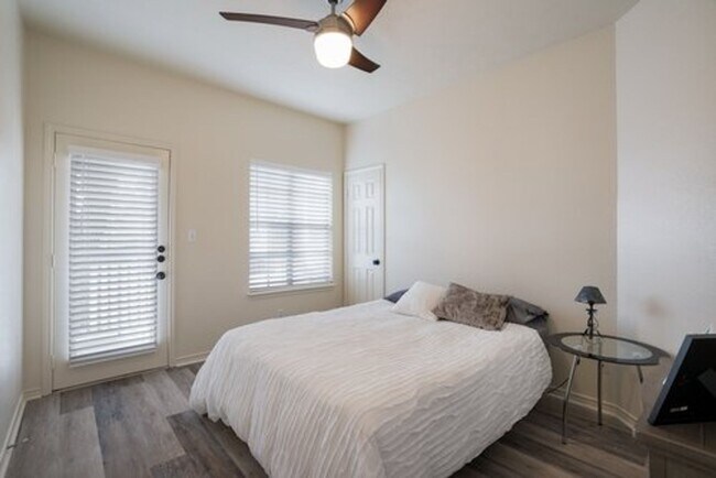 Building Photo - Baynebridge Condos- 2 Bedroom 2 Bathroom