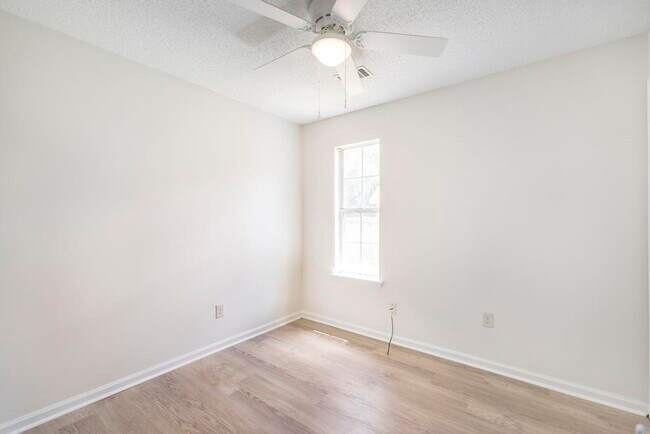 Building Photo - 103 Country Cove